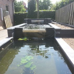 Vijver met moderne waterval